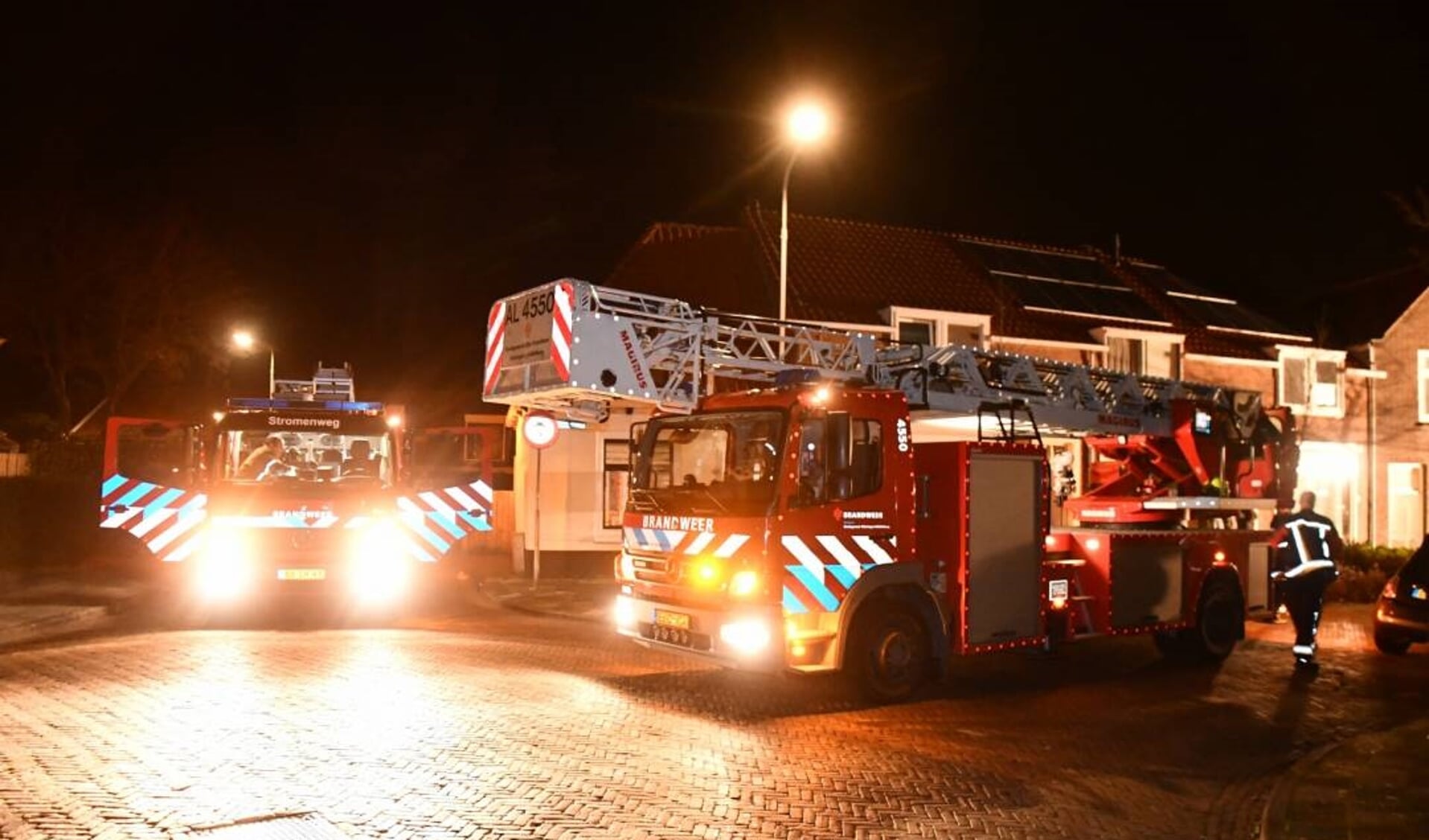 De brandweer kwam met twee blusvoertuigen en een ladderwagen ter plaatse. 