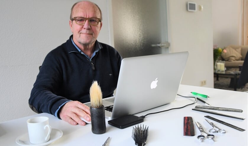Kapper Leo Dekkers met zijn kappersinstrumenten. FOTO FRANS VAN DER BOM