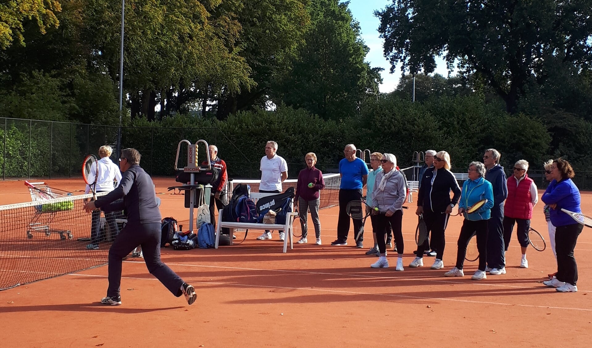 Deelnemers Tennisfit 50+ in actie.
