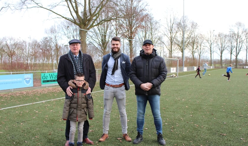 Jongste lid Thijmen Aarts (7) met oudste lid Peet Uijtdewilligen (82) samen met Luuk Hommel en Ron Bosters bij 75 jaar NVS.