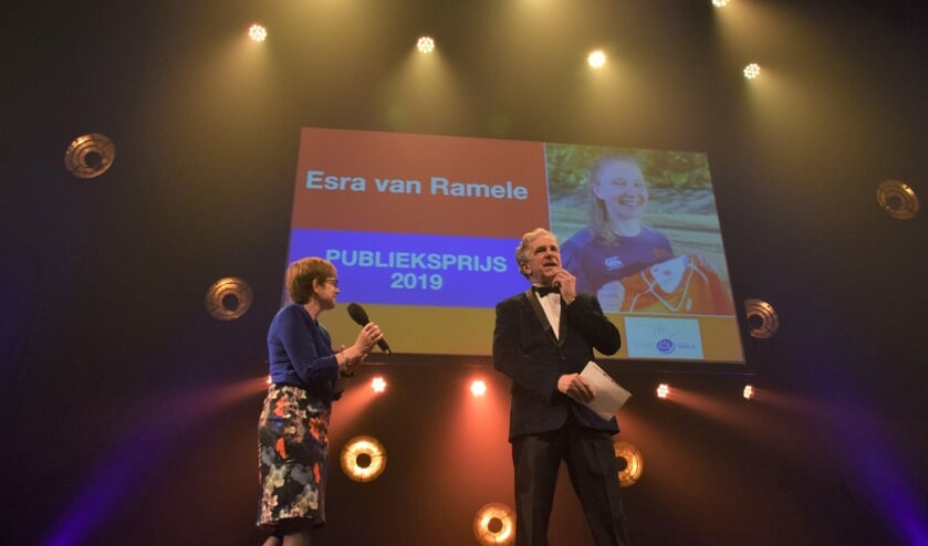 Esra van Ramele (rugby) krijgt Piet Sprenkels Publieksprijs. FOTO STELLA MARIJNISSEN