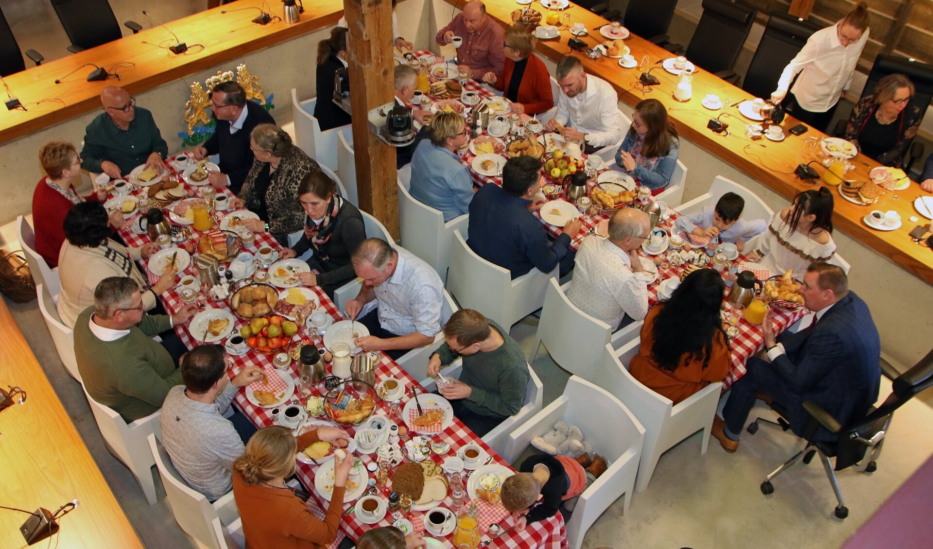 Vijftig inwoners hebben zaterdag een ontbijtje gekregen van de gemeente. FOTO COBY WEIJERS