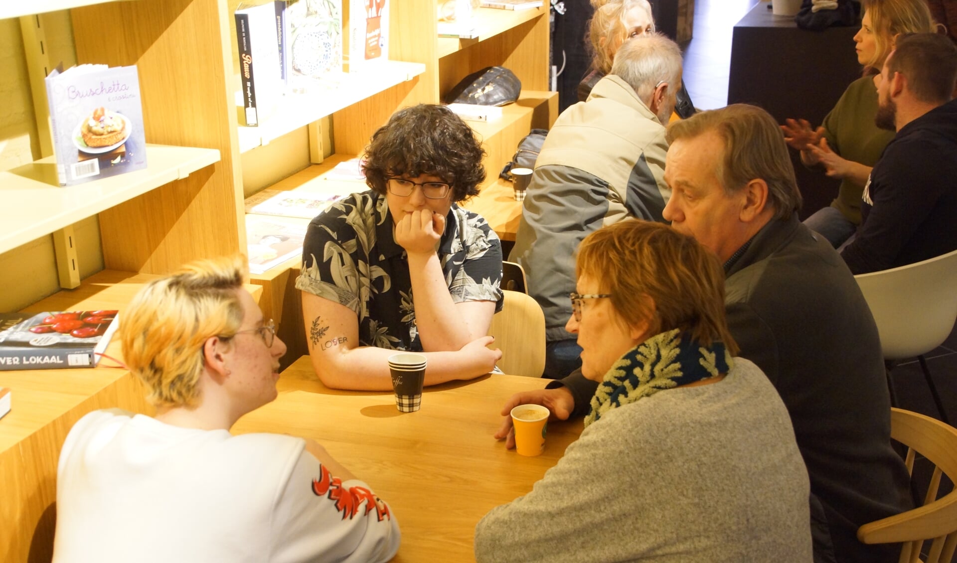 Rabondo, in het dagelijkse leven Maarten Duran geheten, in gesprek met zijn gastheer- en vrouw FOTO RENÉ BRUIJNINCX