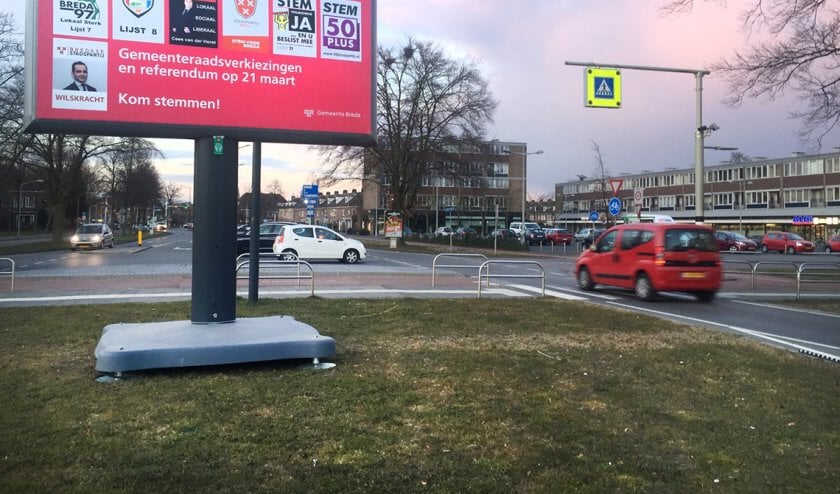 Een bord met posters tijdens de gemeenteraadsverkiezingen