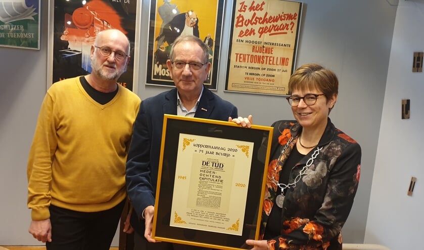 Van links naar rechts ontwerper Cees Jochems, voorzitter Frans de Nijs van het museum en burgemeester Miranda de Vries.