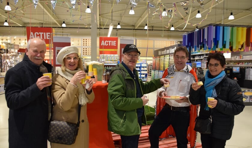 Koning Rob van Lieshout met zijn klantenTon en Tilly Postema en Kees en Adriënne van Boekel. FOTO STELLA MARIJNISSEN