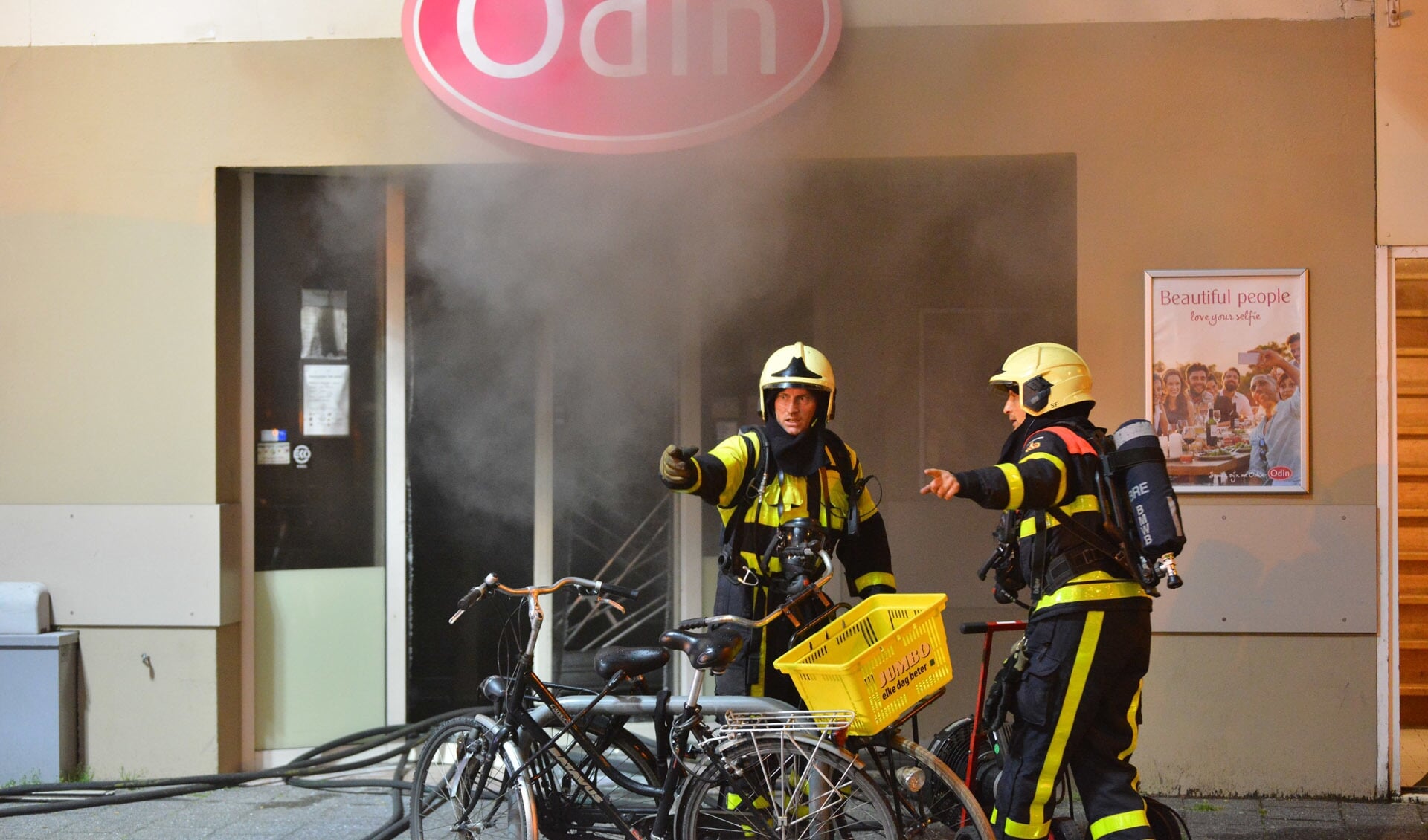 De brandweer blust bij supermarkt Odin.