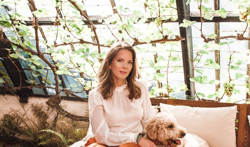 Patricia Notting en haar ‘troosthond’ Ruby maken een nieuwe start bij Cordis Uitvaart. FOTO BUREAU APS