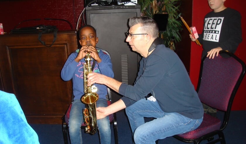 Kennismaken met de saxofoon. FOTO'S TIES STEEHOUWER