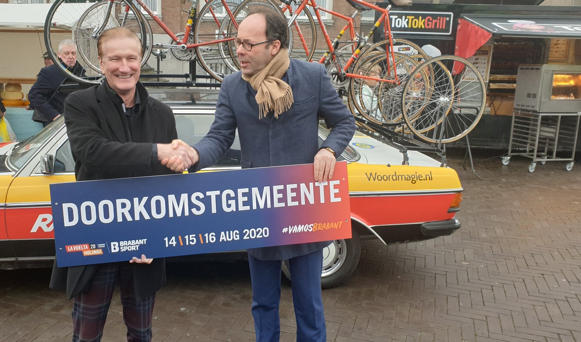 Wethouder Hans de Waal neemt het bord in ontvangst van de gedeputeerde.