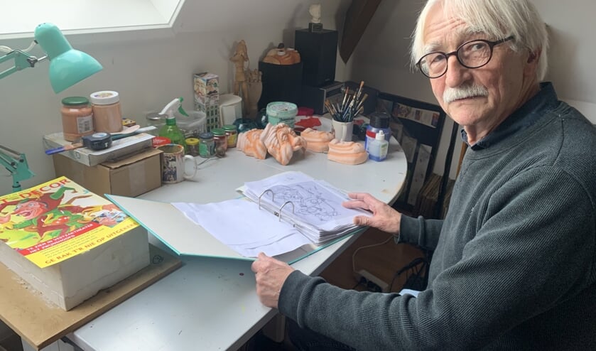 Rini Hagenaars met zijn map vol goede ideeën en schetsen FOTO REMKO VERMUNT