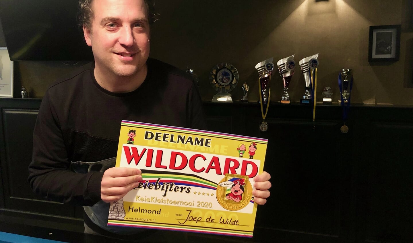 Vol trots toont Joep de Wildt zijn wildcard voor de Keiebijters. Foto: Johan Wagenmakers