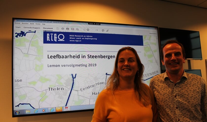 Wethouder Esther Prent met beleidsmedewerker Martin Meulblok tijdens de presentatie van het leefbaarheidsonderzoek.