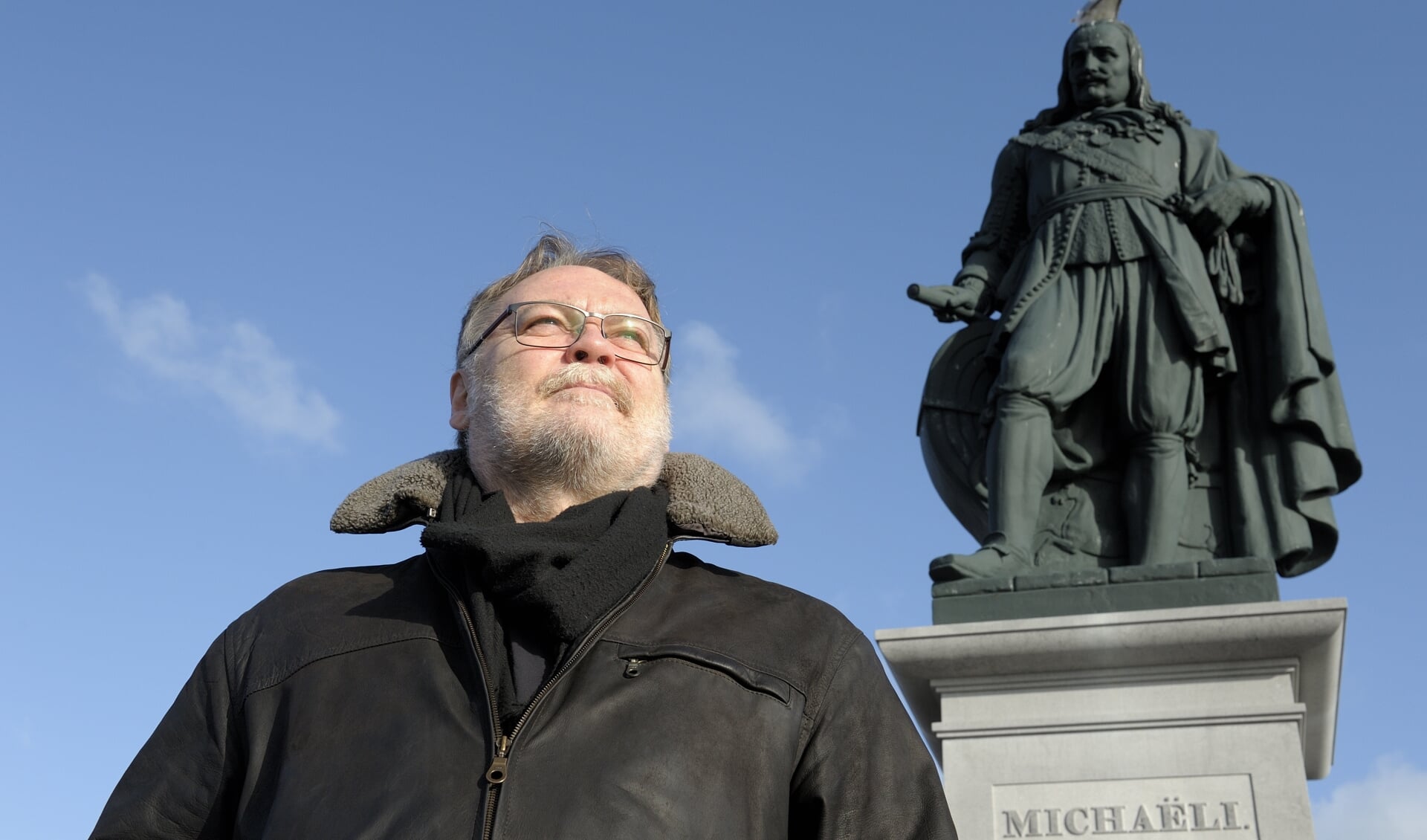 Peter Reinders bij het standbeeld van de man, die hij inmiddels 'goed kent'. FOTO ANNET EEKMAN 