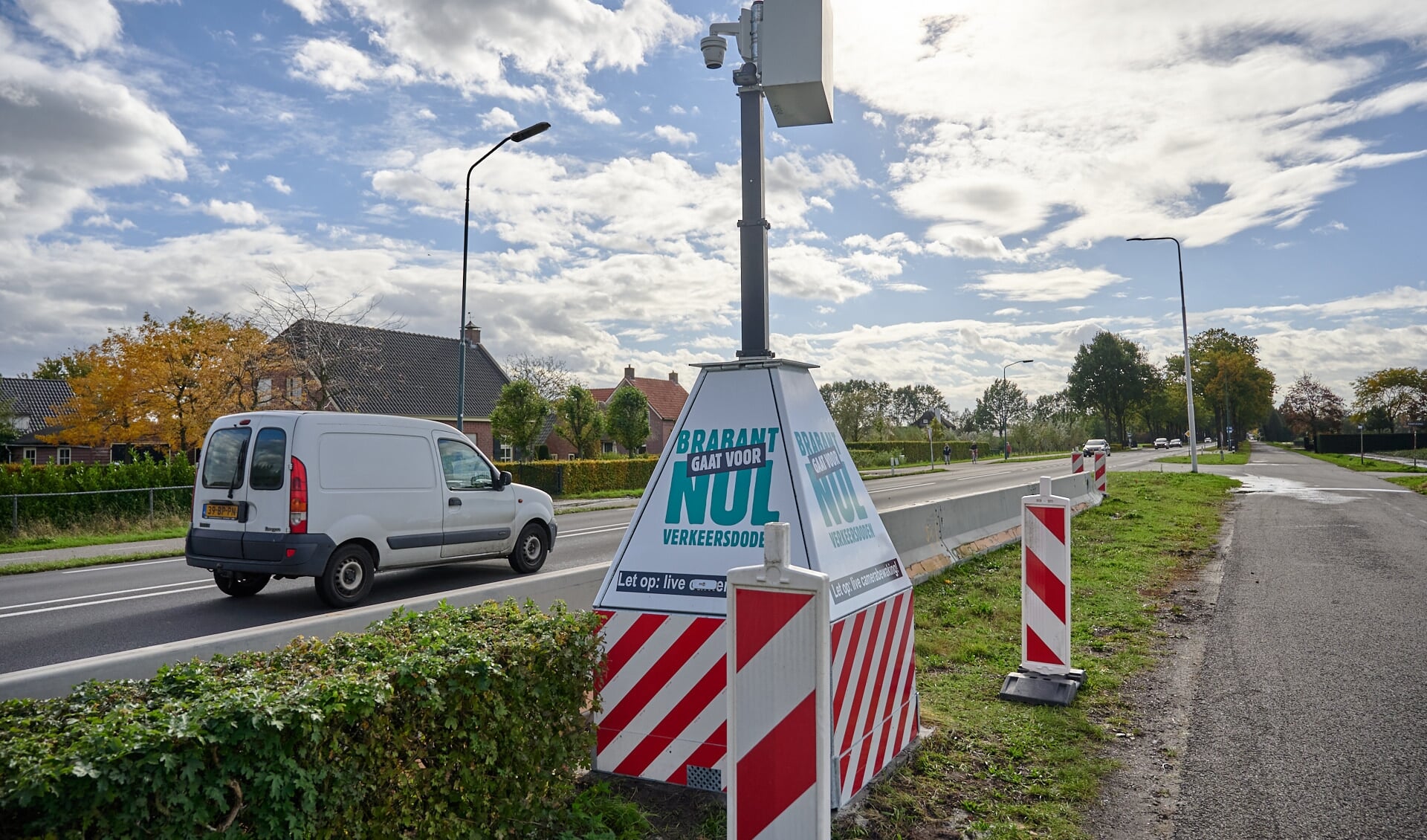 Een mobiele flitspaal, Brabant gaat voor nul verkeersdoden,