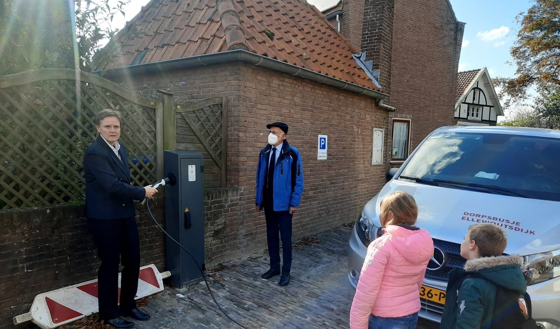 Het nieuwe dorpsbusje van Ellewoutsdijk is elektrisch.