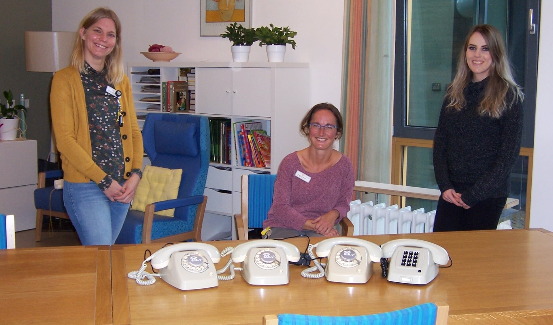 Amanda Schneiderberg, Klaartje Schepers en Evelien Ekiz met de vier Wonderfoons.