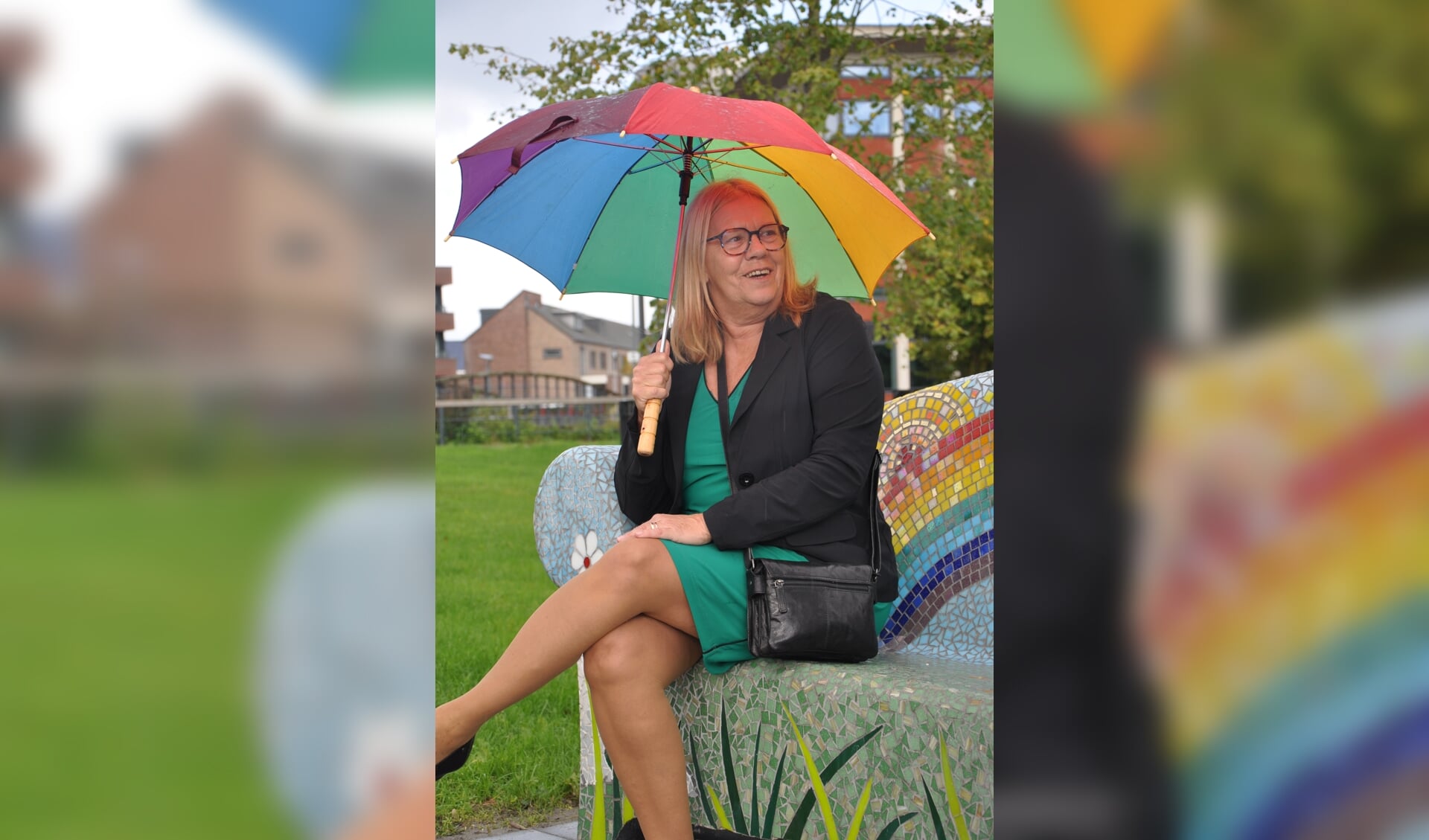 Wethouder Wilma Baartmans hecht veel waarde aan de regenboogbank, als symbool voor acceptatie van de LHBTI-gemeenschap.