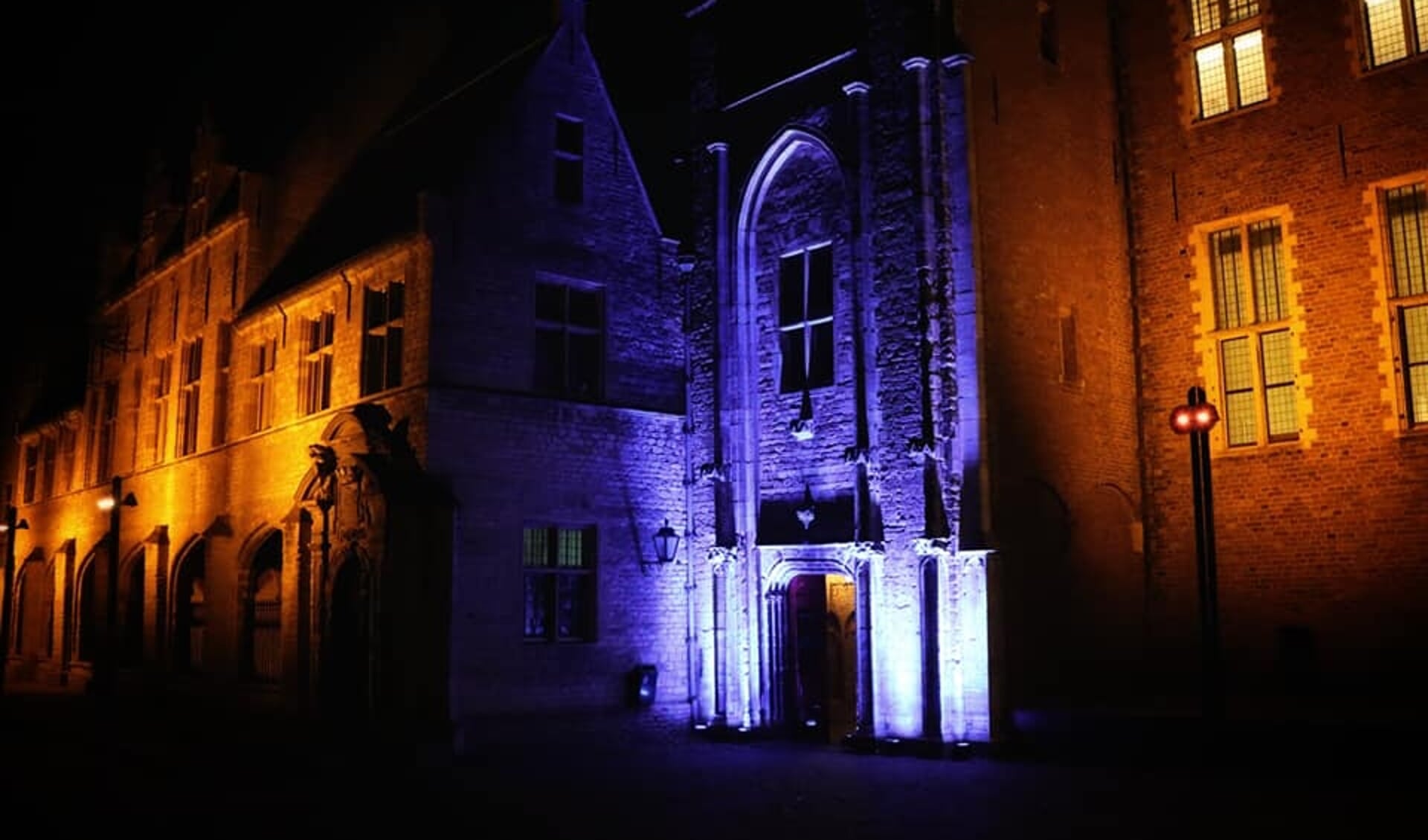 De Kloostergangen in het Middelburgse abdijcomplex zijn blauw verlicht.
