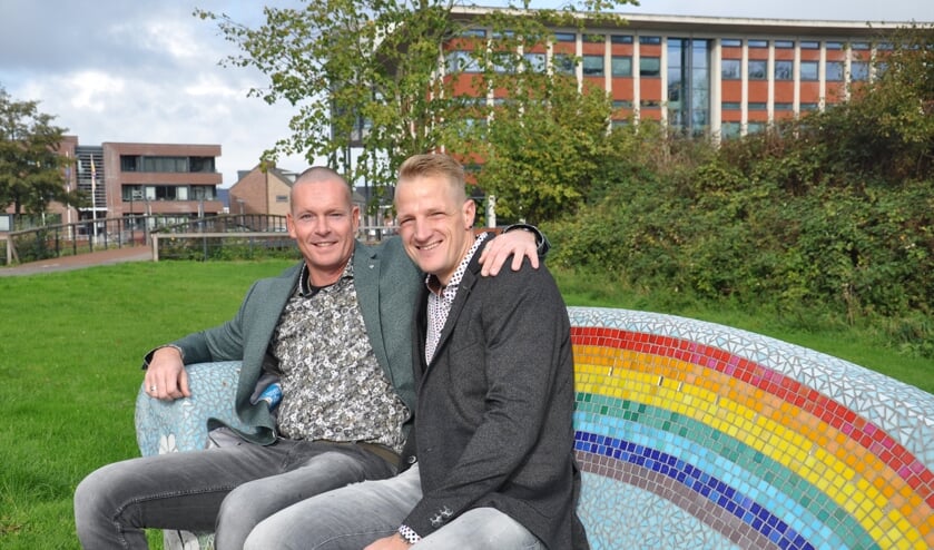 <p>Wesley en Arjan op de nieuwe regenboogbank nabij het Steenbergs Gemeentehuis </p>