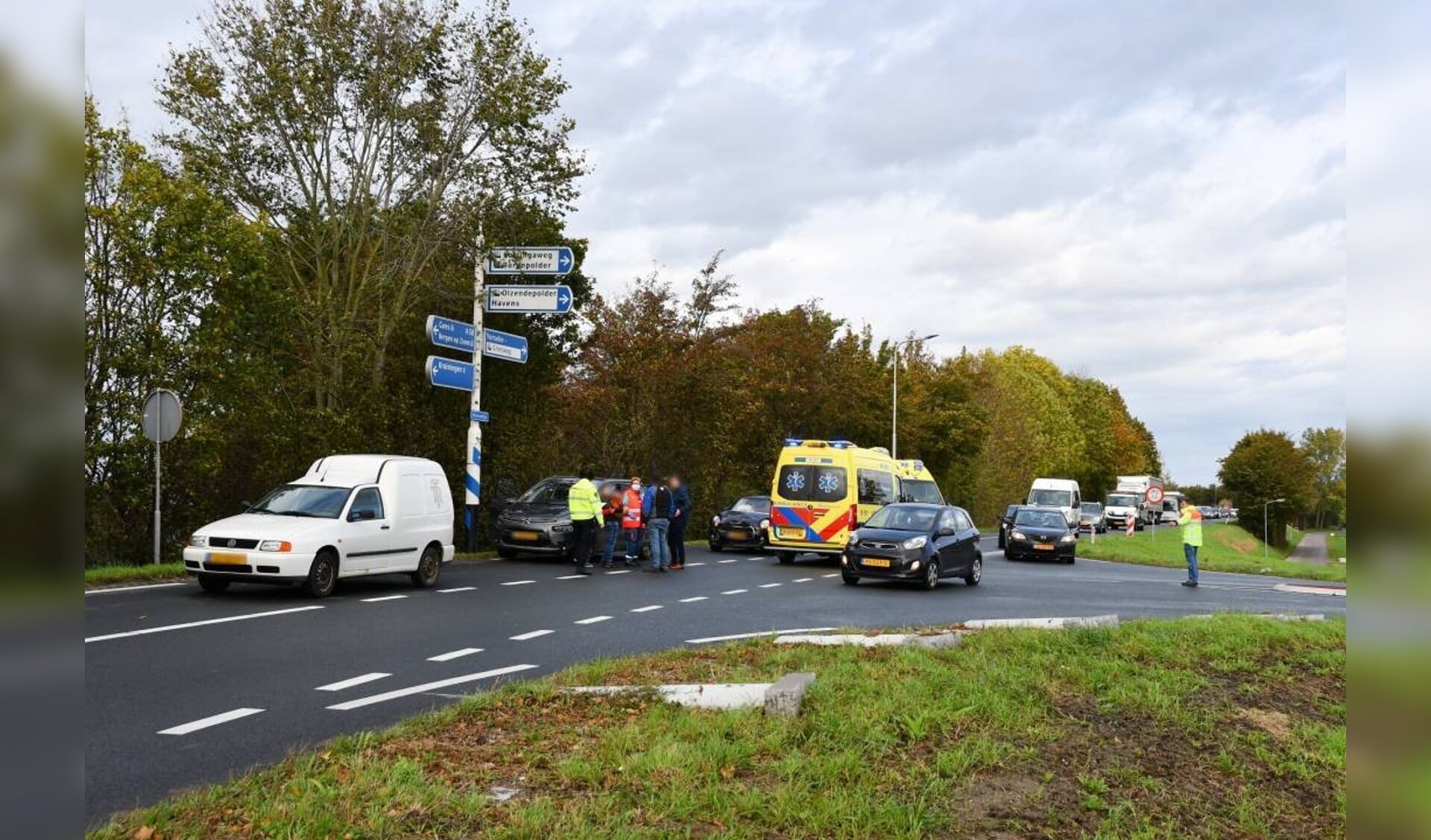 De auto's botsten op elkaar bij de kruising van de Molendijk met de Molendijkseweg bij Yerseke.