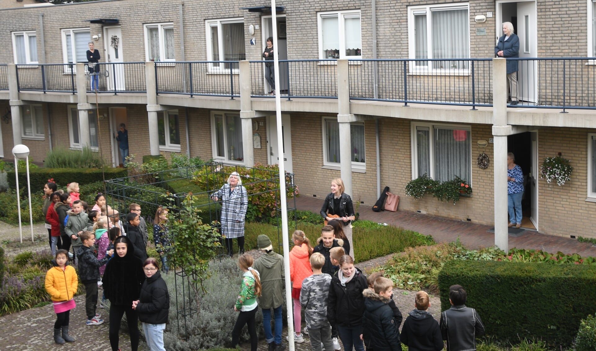 Bewoners van de Panfluit krijgen tekeningen en een serenade. FOTO FRANS VAN DER BOM