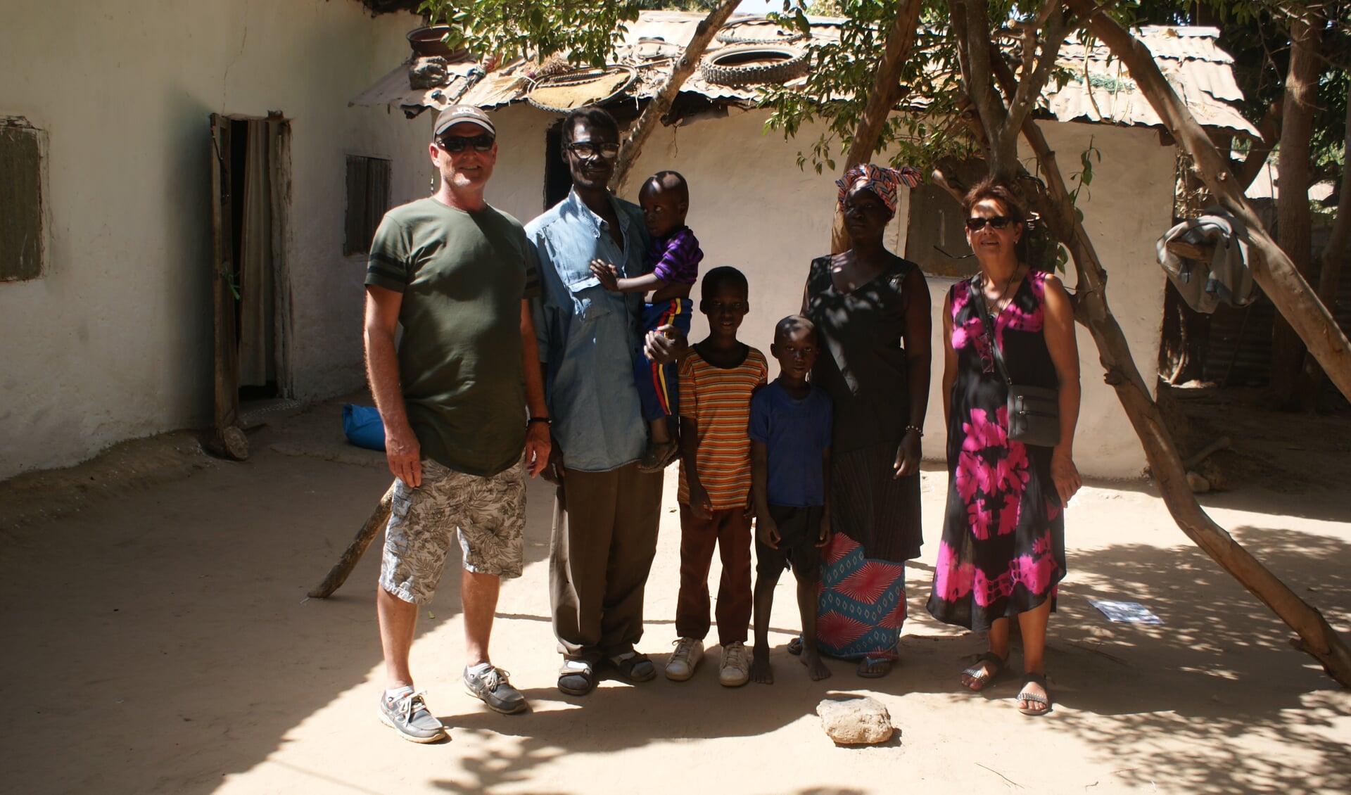 Kees en Annella Tolhoek met het gezin wat zij ondersteunen in Gambia