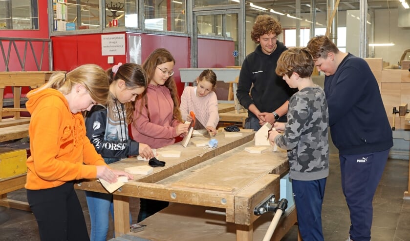 <p>De klusklas met docent Tim van Druenen.</p>