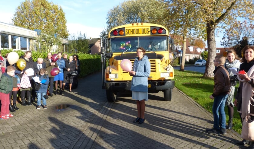 Jubilares komt met Amerikaanse schoolbus op school aan.