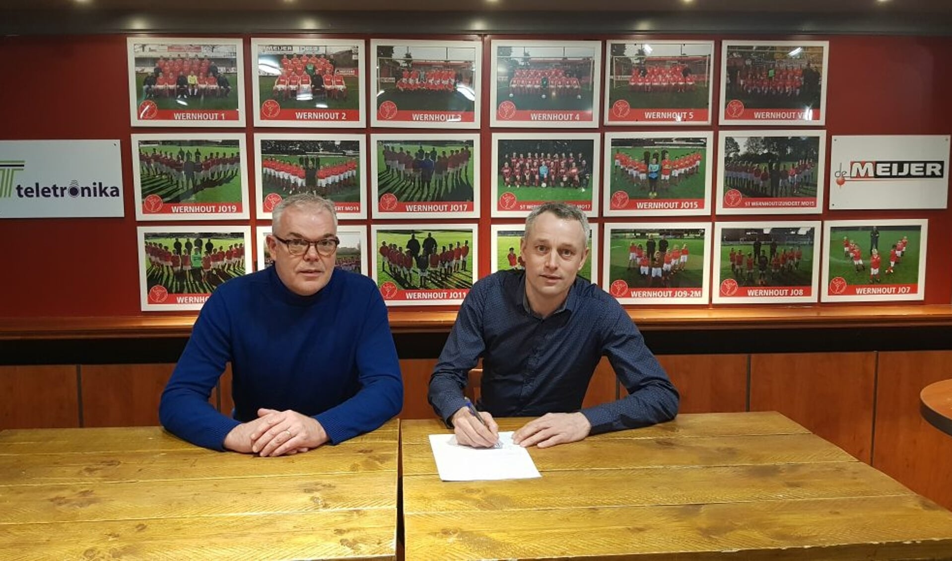 Trainer Rudo Gommers (rechts) samen met vicevoorzitter Kees Braspenning van VV Wernhout bij zijn aanstelling bij de club. De verbintenis wordt met een jaar verlengd. 