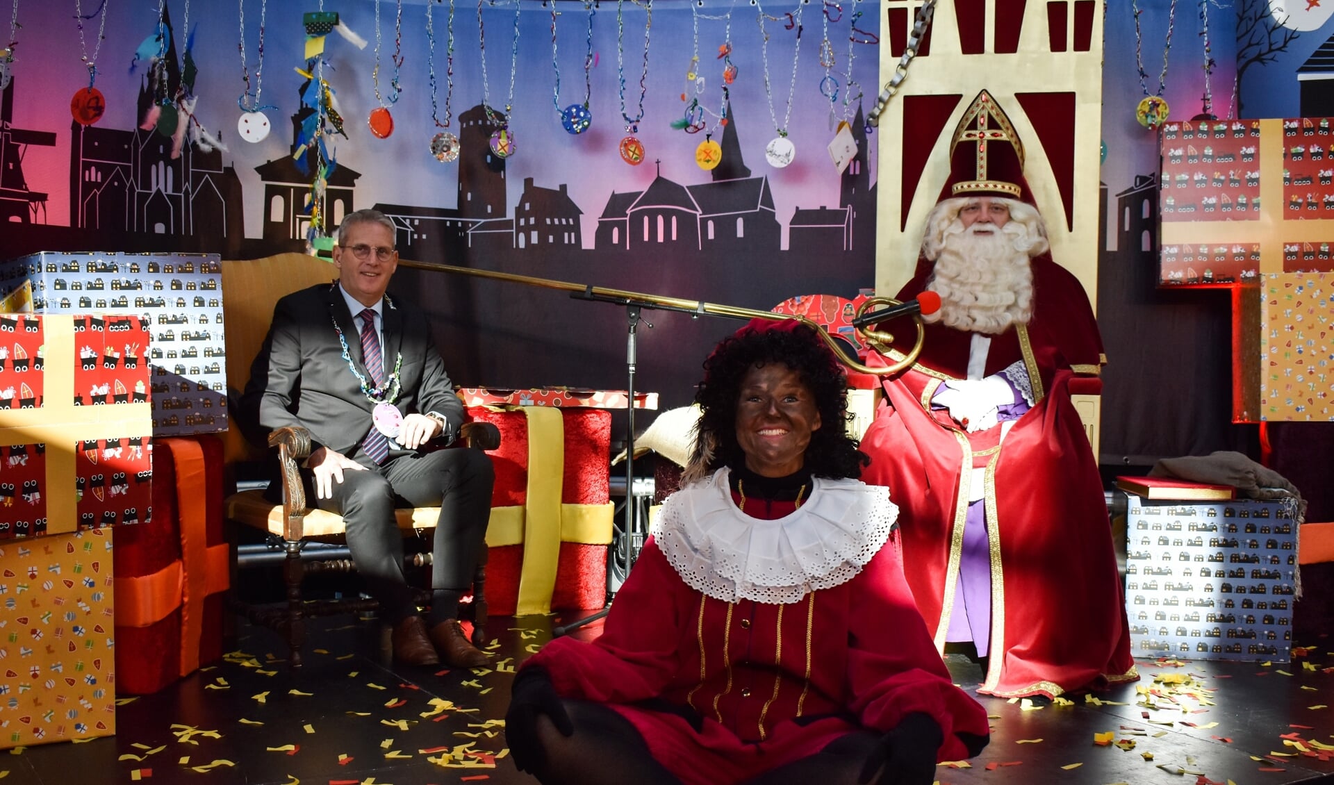 Burgemeester Ruud van den Belt poseert met Sinterklaas en één van zijn Pieten.