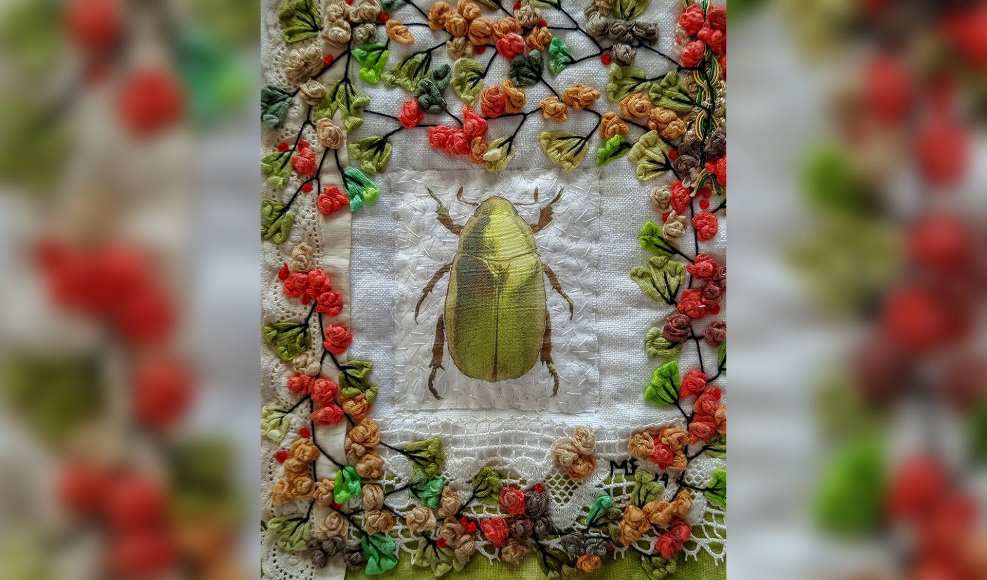 Textielcollages met geborduurde insecten.