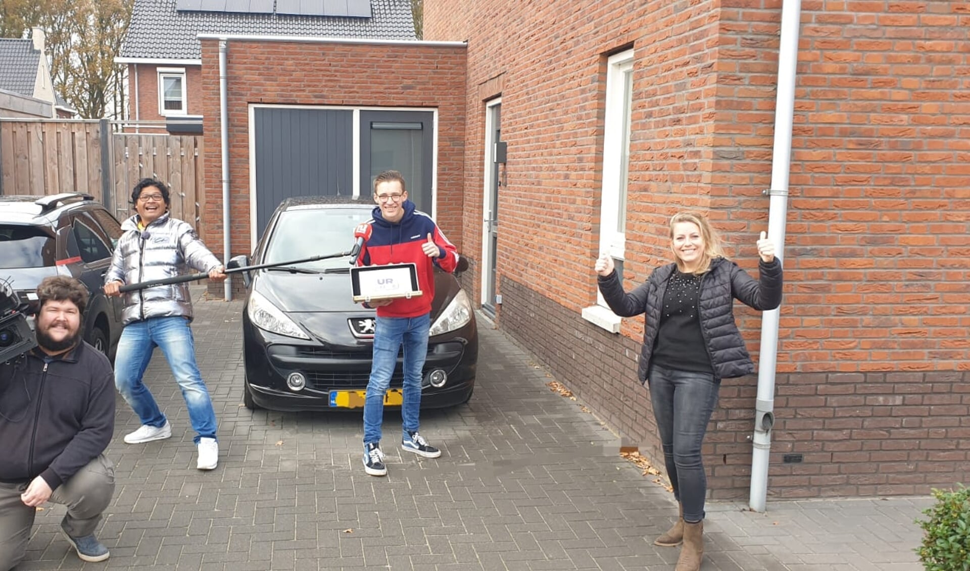 Vlnr: Davey IJzermans, Bagiyo van der Leemputte, Bram van der Linde en Laura Boot (jongerenwerker Dorpswerk Sprundel).