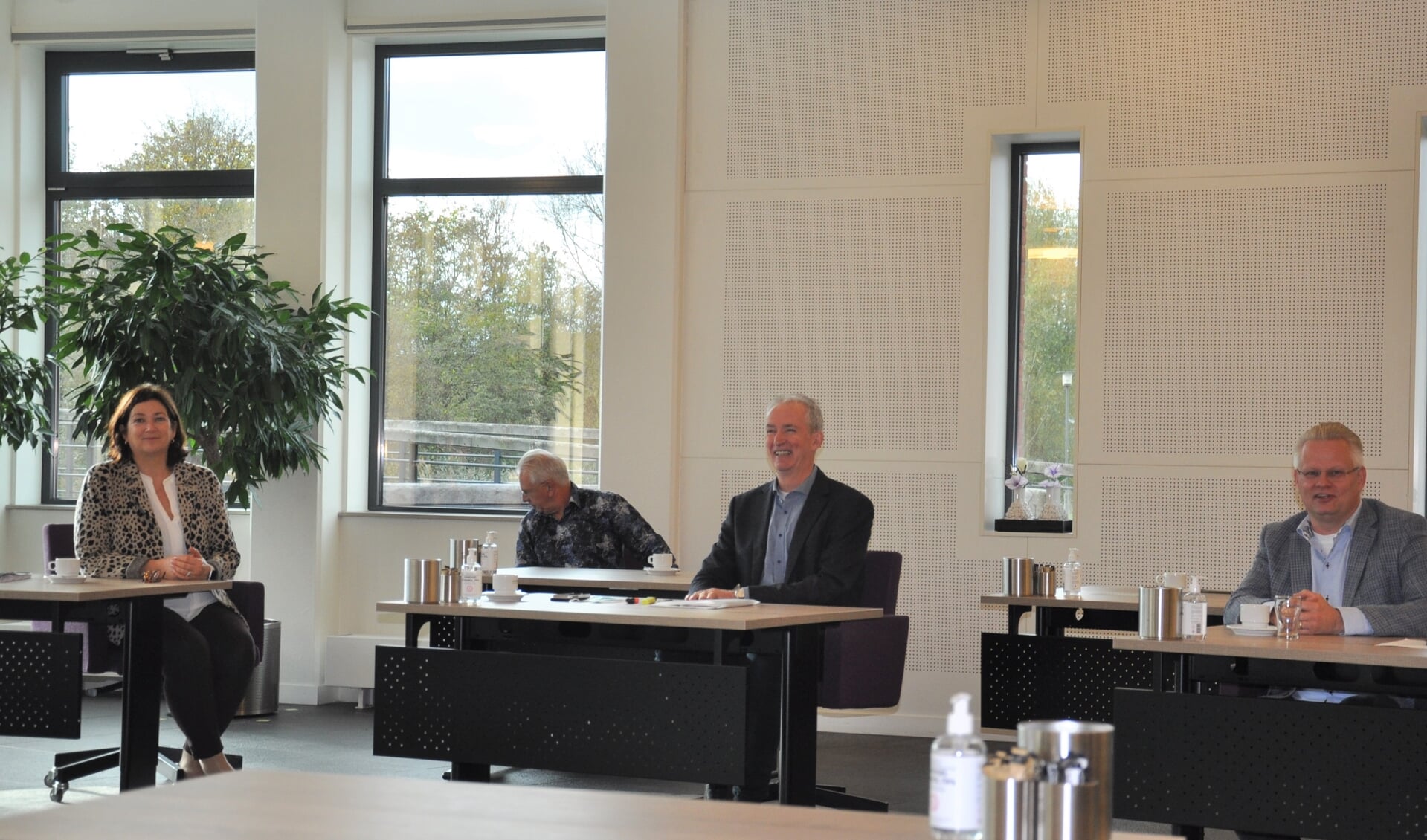 V.l.n.r. Conny Helder (bestuurder TanteLouise), wethouder Willy Knop en Marc van der Steen (bestuurder Stadlander) ontvouwen hun plannen. 