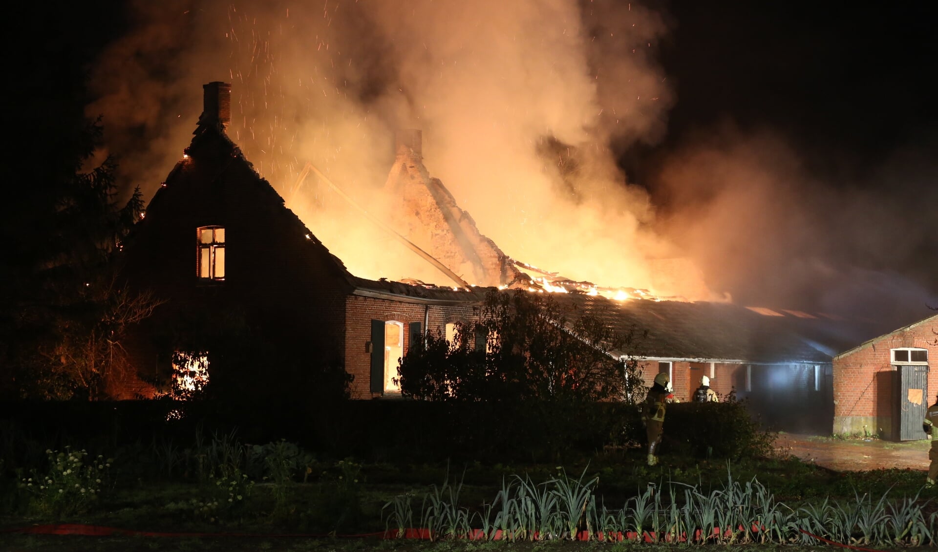 Grote brand verwoest woonboerderij in Huijbergen