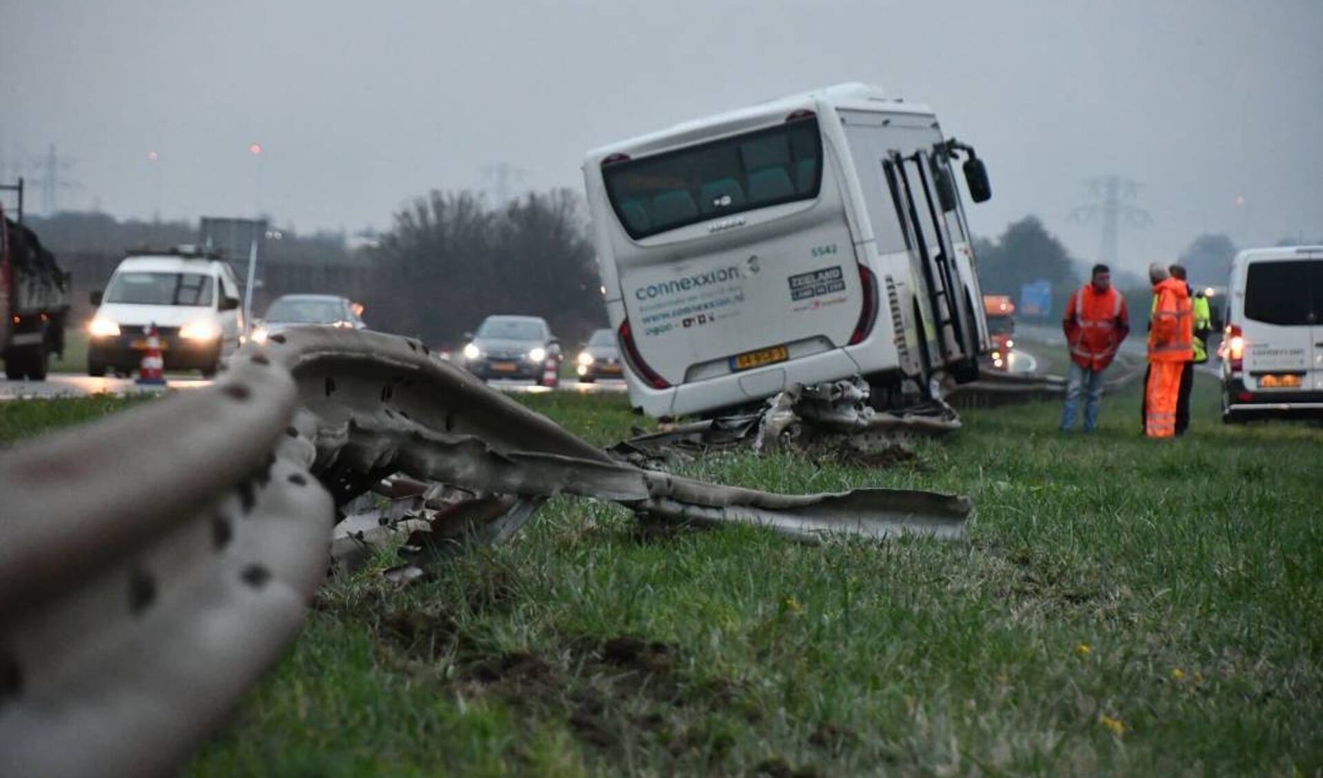 De bus belandde op de vangrail van de A58 bij Rilland.