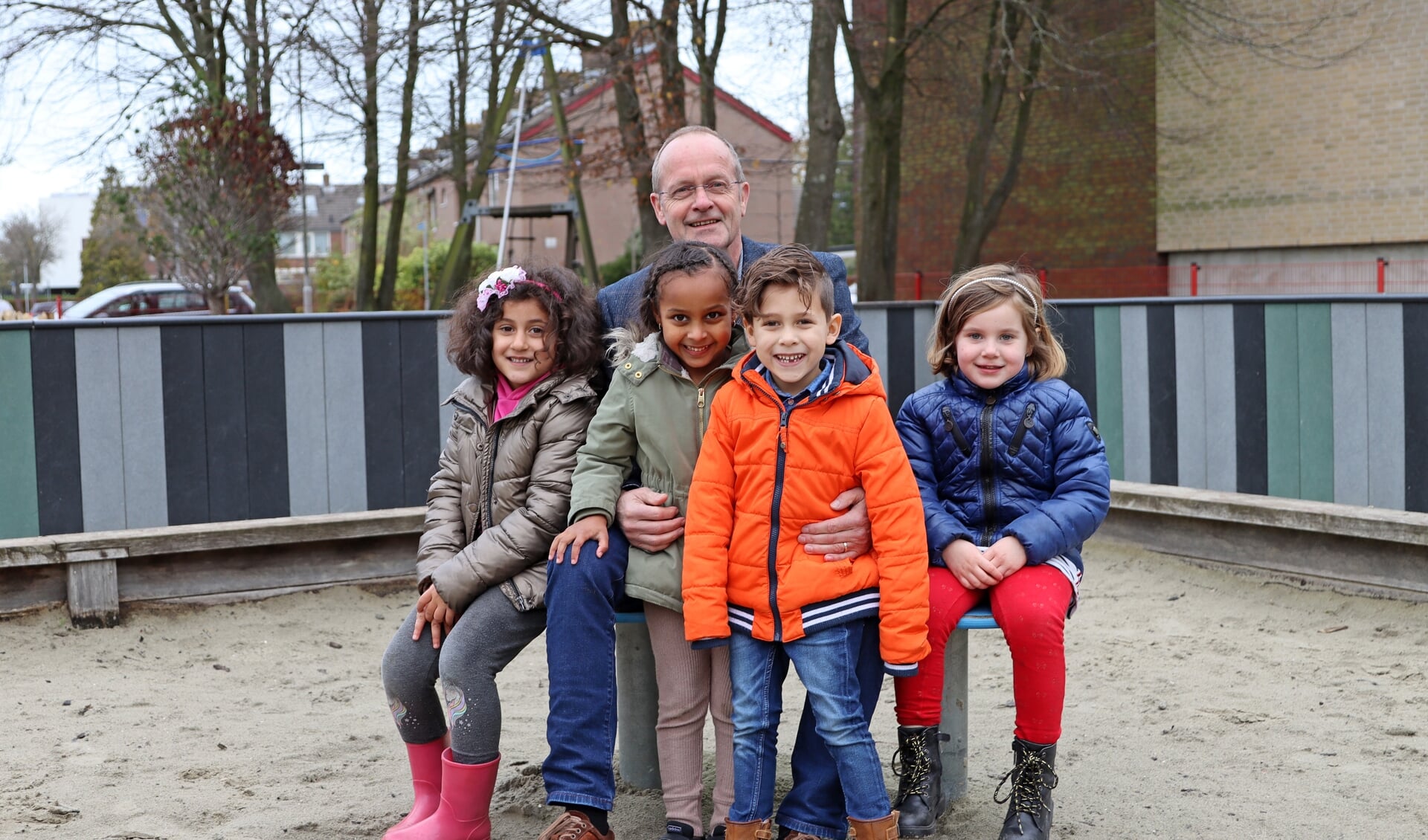 Rinus Voet met een paar kinderen van Montessorischool De Basis, één van de dertien scholen van Prisma. 