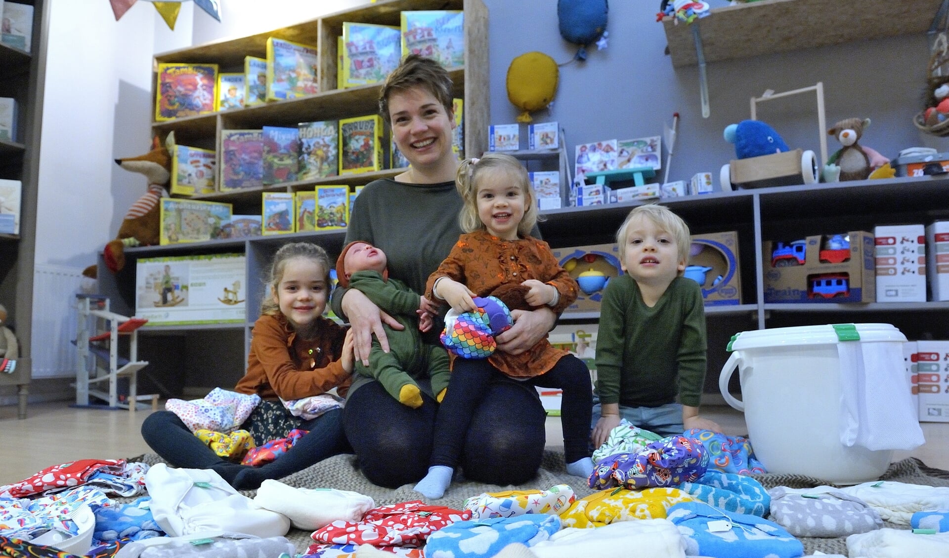 Lisanne Karman met haar vier kinderen en een keur aan wasbare luiers.