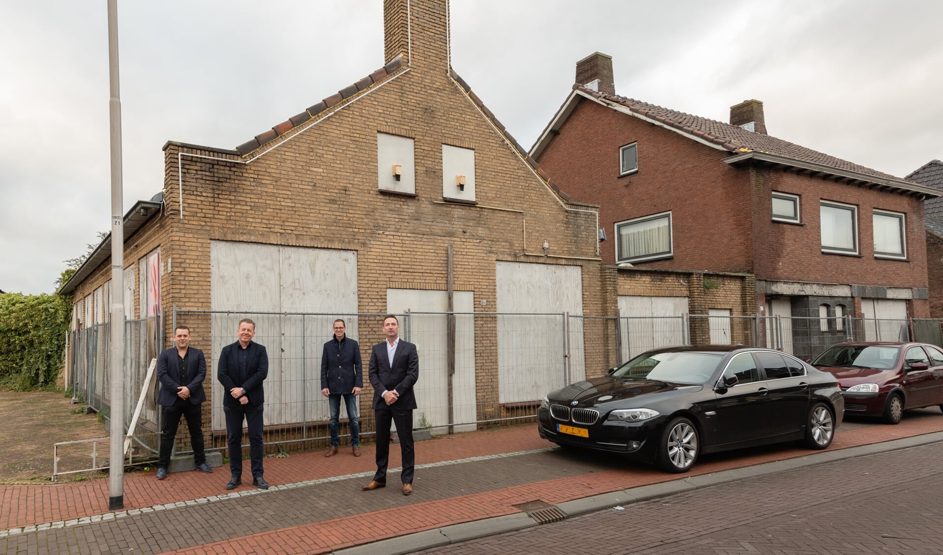 V.l.n.r. Reggie Mathijssen, Wally Gijzen, Martien de Bruijn en Daan Luijkx voor de locatie van de voormalige cafetaria IJspaleis aan de Dorpsstraat in Sint Willebrord..