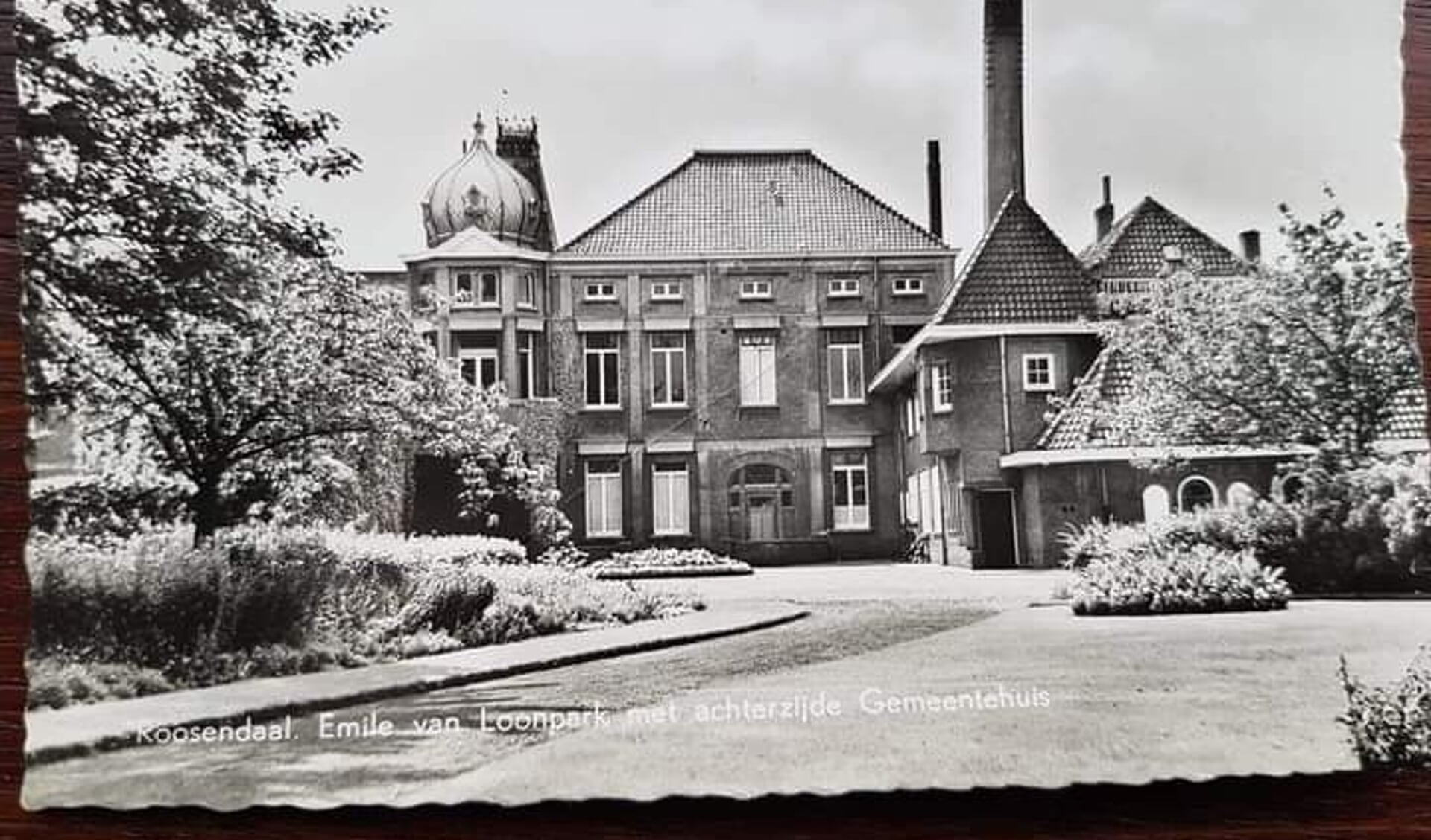 Emile van Loonpark met achterzijde gemeentehuis.