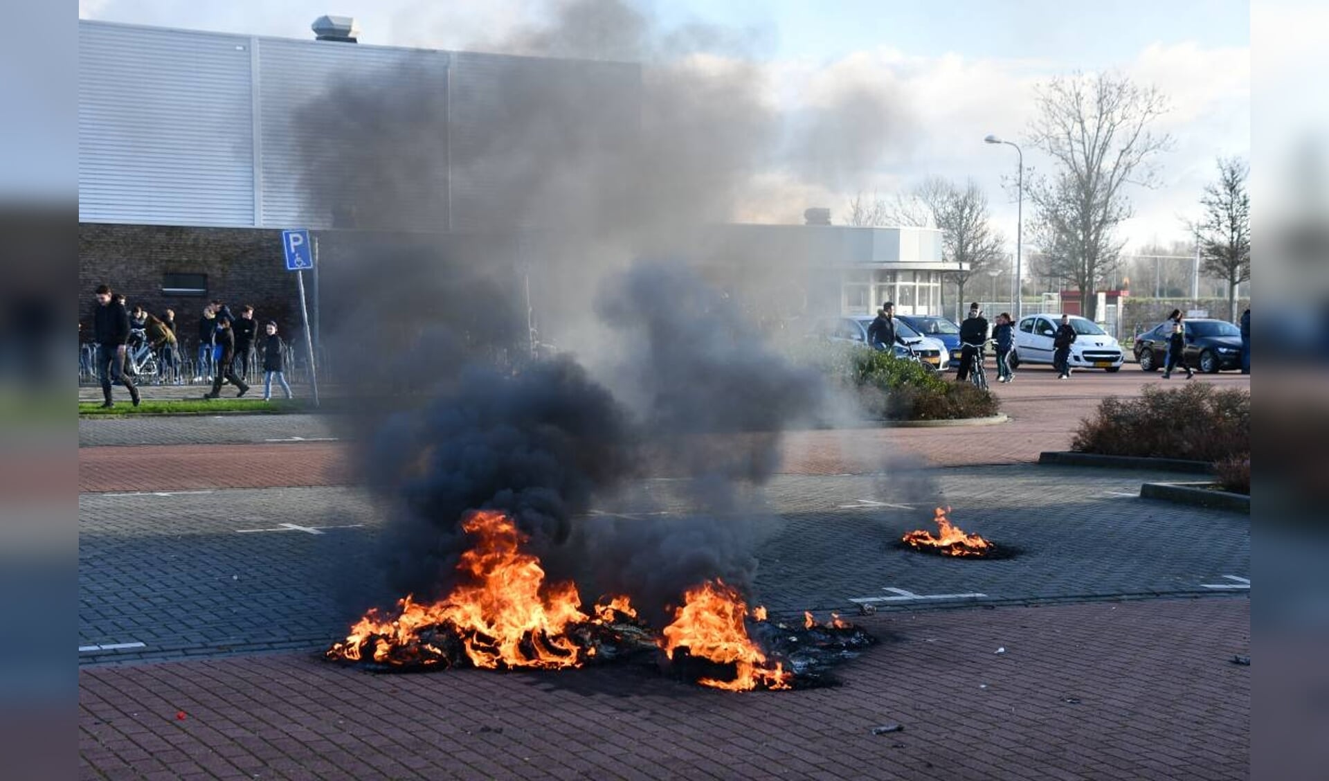 De brand trok veel bekijks. 