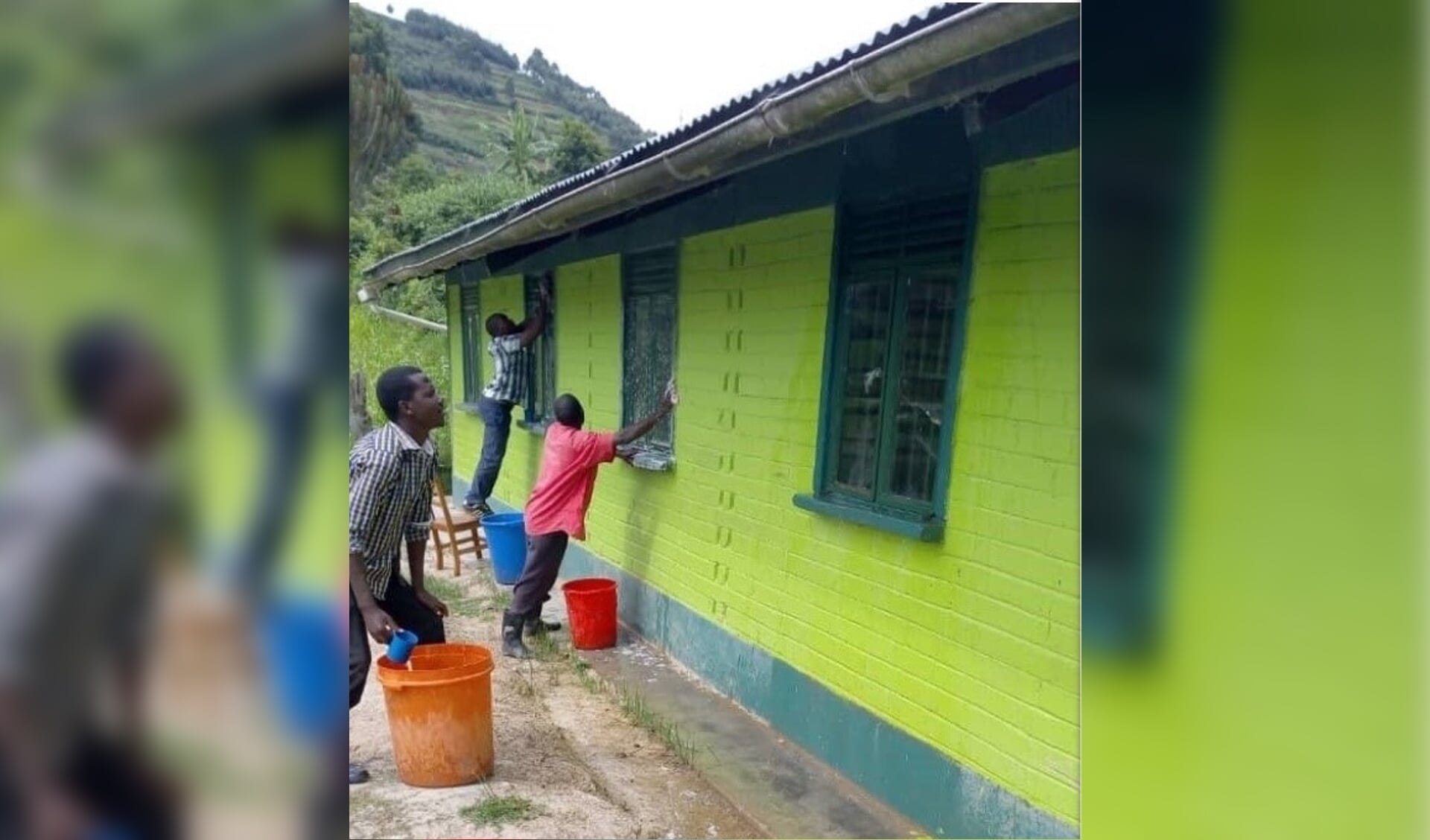 leerkrachten verrichten onderhoud aan Amasiko Greenschool.