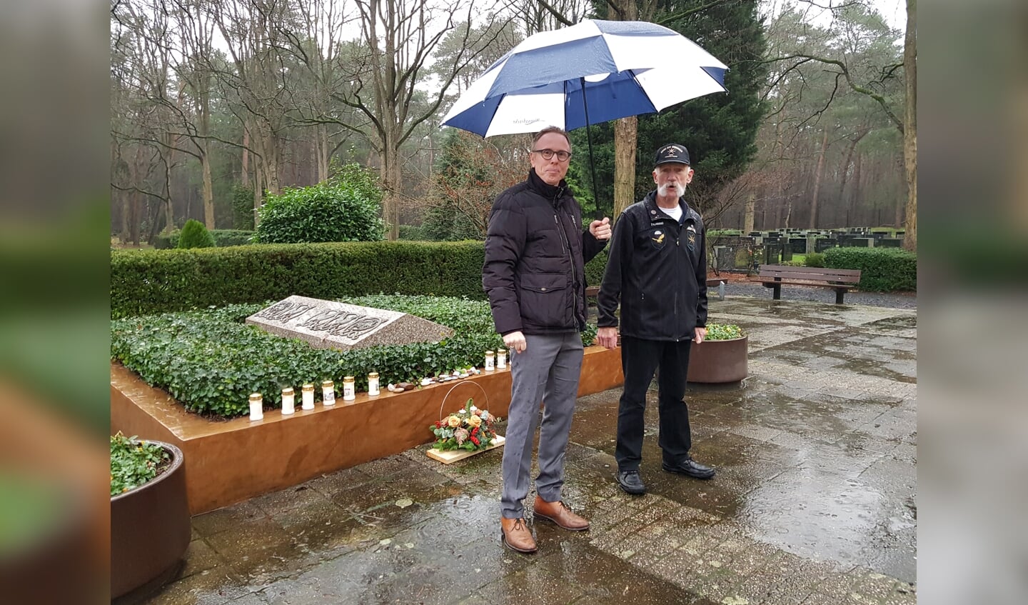 De gemeente heeft traditiegetrouw kaarsjes aangestoken en bloemen weggelegd. 