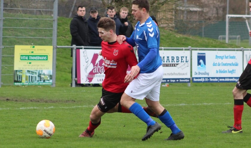 Arjen Dingemanse één van de absenten bij Yerseke hier in duel met Alex Jobse (Serooskerke).