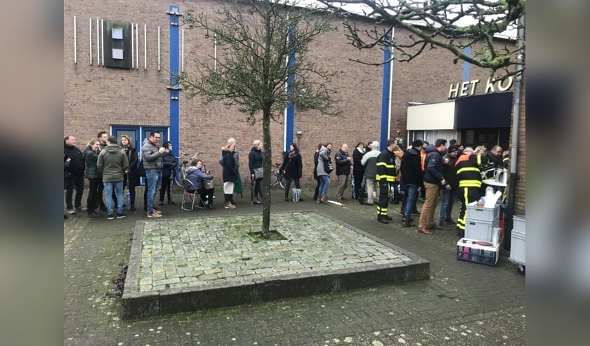 Belangstellenden in de rij voor de kaartverkoop van de Doevese avond.