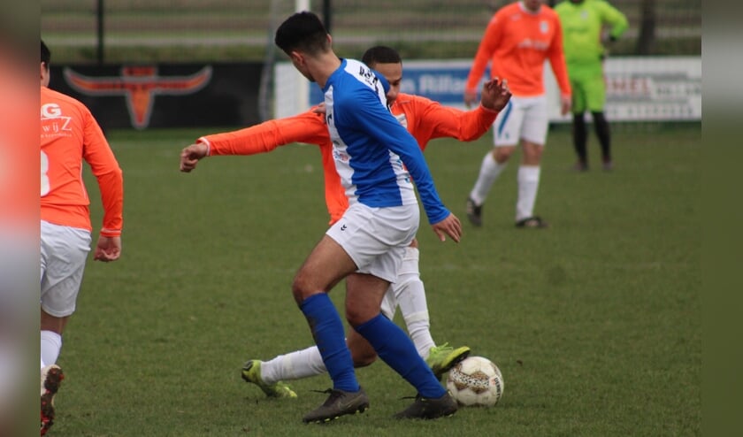 Brandon Cuppers (HB) in duel met Ali Gunes (Ril) in de Reimerswaalse derby.