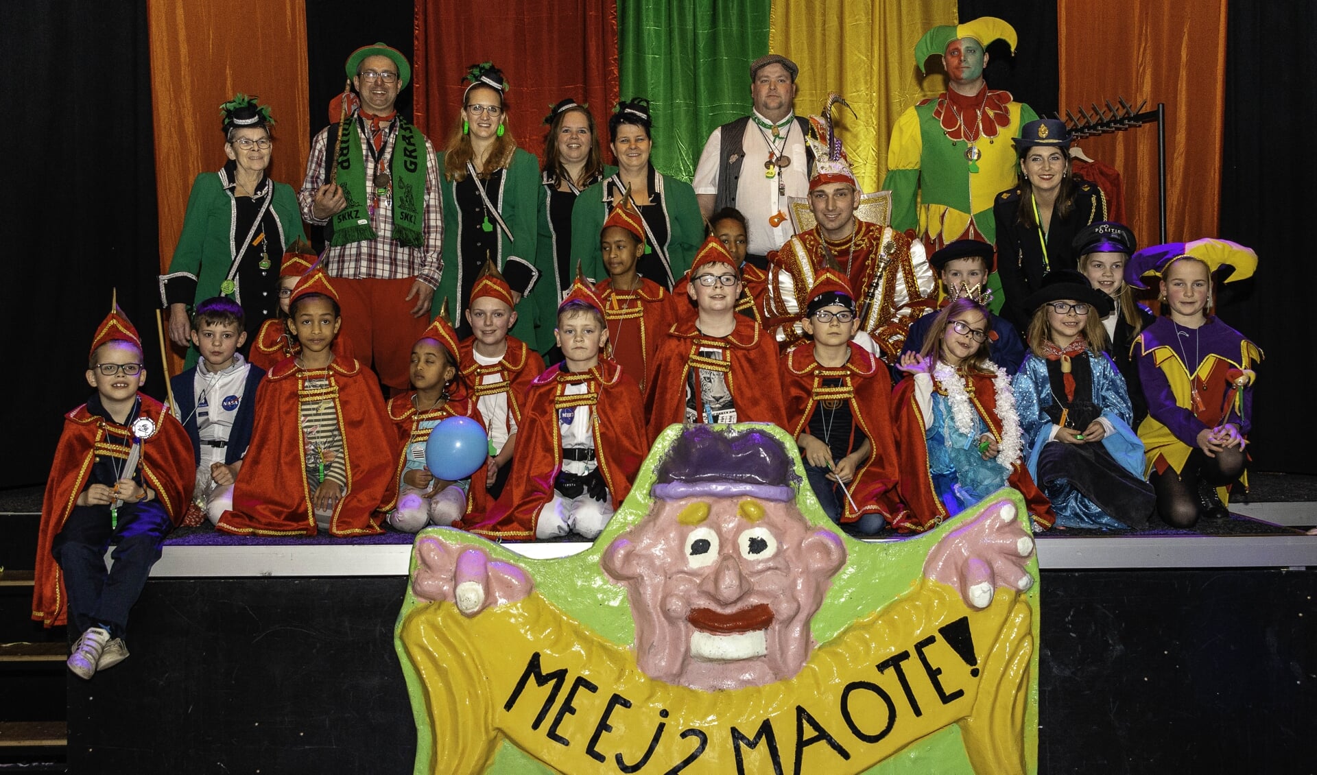 De complete leutgroep van de Zeg is klaar voor het carnavalsfeest in Grasduinersdurp. 