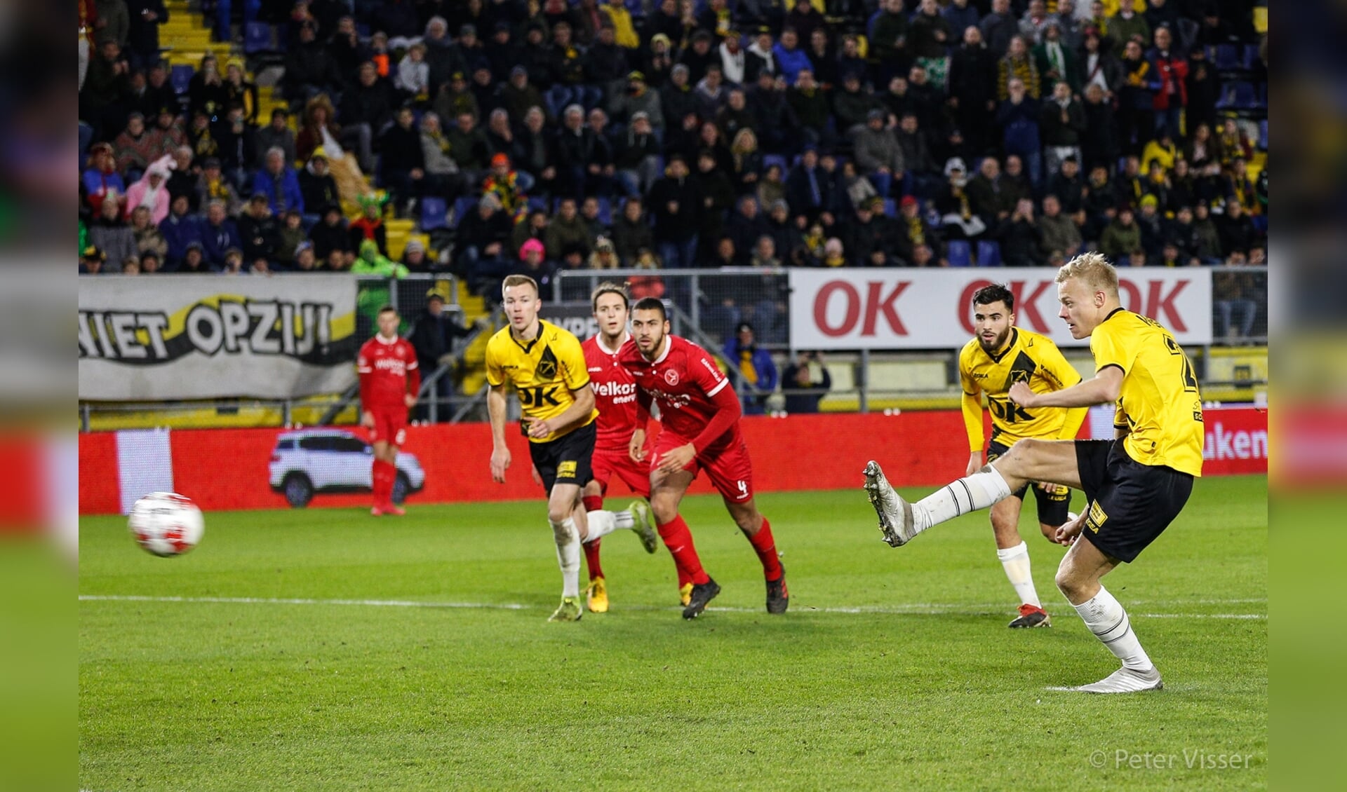 NAC wint van Almere City dankzij rake strafschop Jan Paul van Hecke