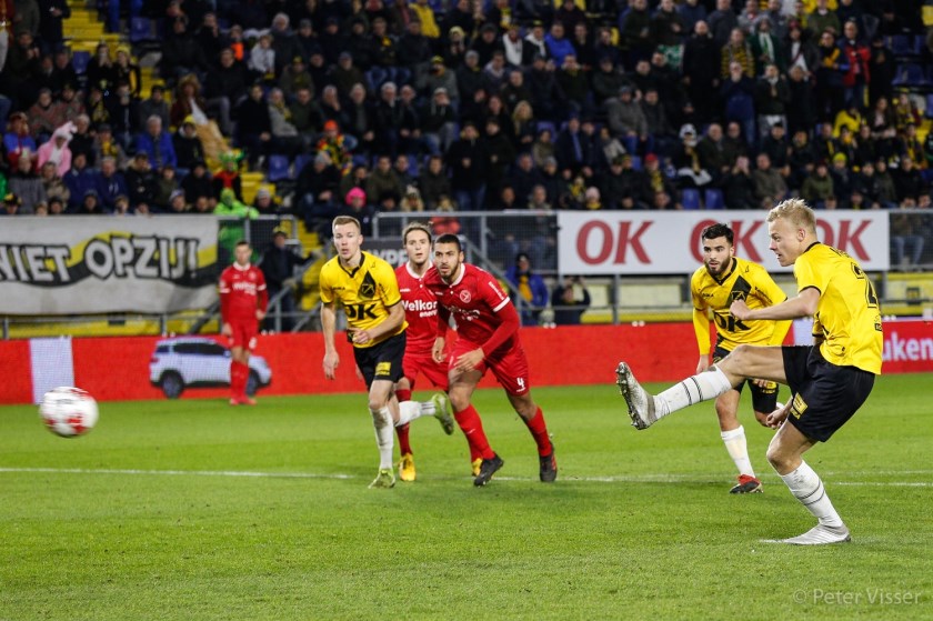 NAC wint van Almere City dankzij rake strafschop Jan Paul van Hecke