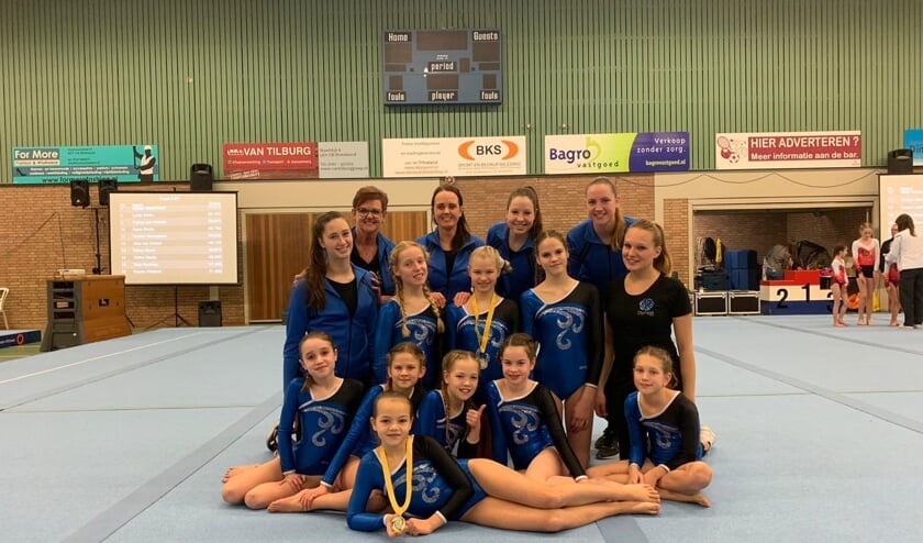 Een aantal turnsters van Olympia met hun trainers.